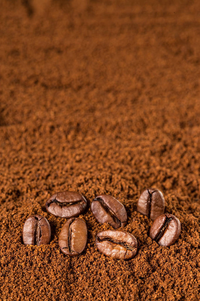 Κόκκοι καφέ μακροεντολή σε αλεσμένου καφέ φόντο. με copyspace για το κείμενό σας. Επιλεκτική εστίαση - Φωτογραφία, εικόνα
