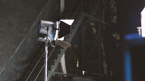 Μεγάλο στούντιο φωτισμού κιτ 5000 watt με μαλακό κιβώτιο σε τρίποδο και επαγγελματική πράσινη οθόνη φόντου chroma βασική θέση τεχνική παραγωγής γυρίσματα ή γυρισμάτων για την ταινία ή βίντεο εμπορική ρύθμιση. - Φωτογραφία, εικόνα