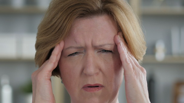 Baş ağrısı, gergin yaşlı kadın kıdemli yüz - Video, Çekim