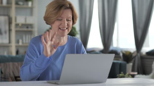Chat de vídeo en línea en el ordenador portátil por la mujer mayor
 - Imágenes, Vídeo