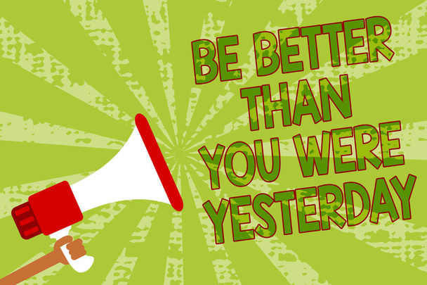 Scrivere un biglietto che mostri "Be Better Than You Were Yesterday". Business photo showcase cercare di migliorare se stessi tutti i giorni Uomo in possesso di megafono altoparlante grunge raggi verdi messaggi importanti
 - Foto, immagini