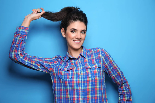 Attractive young woman posing on color background - Φωτογραφία, εικόνα