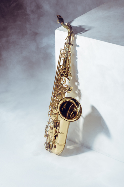 vista de cerca del saxofón profesional en humo sobre gris
 - Foto, imagen
