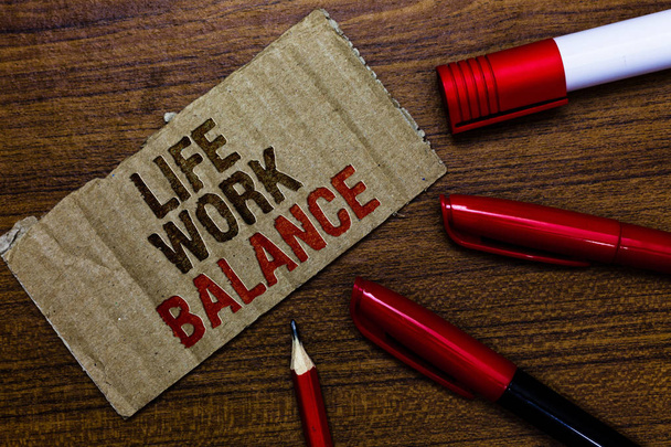 Word Writing Text Life Work Balance. Geschäftskonzept für Stabilität Person braucht zwischen seinem Job und persönlicher Zeit Pen Bleistifthülse Board Marker Zeiger Text Karton Hinweis Skript Idee - Foto, Bild