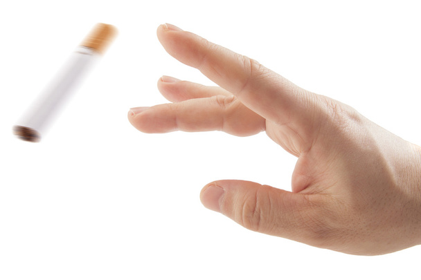 ruční trowing cigaret přestat kouřit metafora - Fotografie, Obrázek