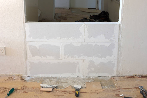 Construire un petit mur avec des blocs de béton léger - Faites-le vous-même
 - Photo, image
