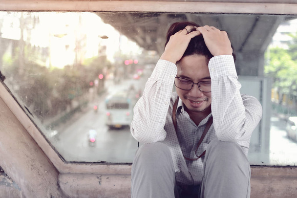 Deprimido molesto asiático hombre de negocios con las manos en la frente
 - Foto, Imagen
