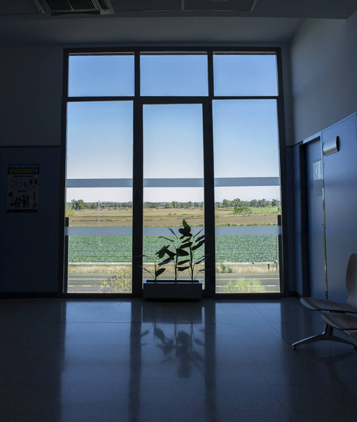Ampia finestra dal pavimento al soffitto a terreni agricoli verdi. Vista interna
 - Foto, immagini