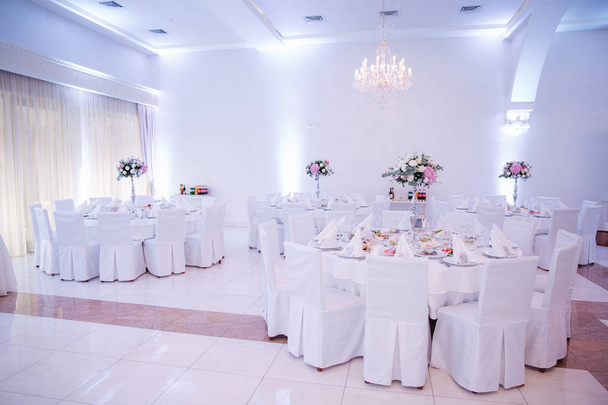 Bruiloft tafels in het restaurant. deciration - Foto, afbeelding