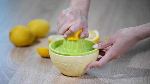 Squeezing lemon juice - Footage, Video