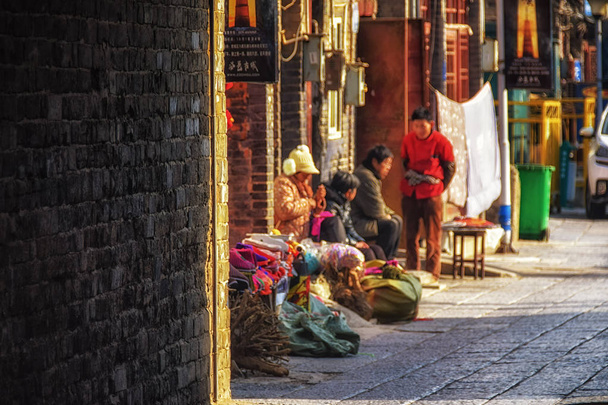Luoyang, Hernan, Kiina - 25. joulukuuta 2017: Paikallinen kohtaus West Streetillä Luoyangissa, Henanissa, Kiinassa
 - Valokuva, kuva