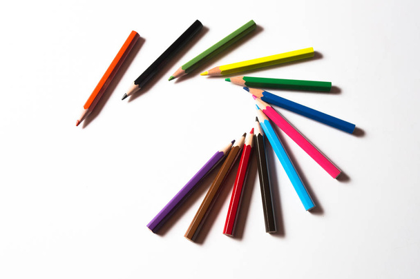 lápices de colores sobre fondo blanco - Foto, imagen
