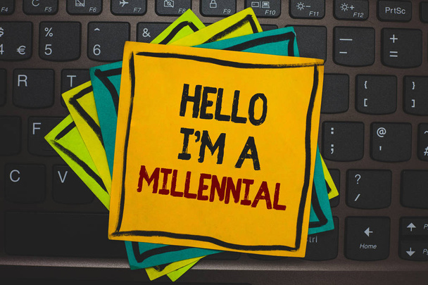 Hello én vagyok A millenniumi szöveg írása szó. Üzleti koncepció személy elérte a jelenlegi században fiatal felnőttkorban több színű ragadós határ kártyák számítógép billentyűzet szöveges üzenetet - Fotó, kép
