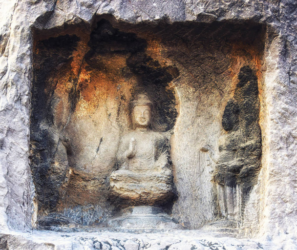 Luoyang, Hernan, Çin-Aralık 25,2017: Bir oyulmuş taş Buda, oyulmuş kaya, Longmen mağarasını ve mağaralar, Luoyang, Henan Eyaleti, Çin - Fotoğraf, Görsel