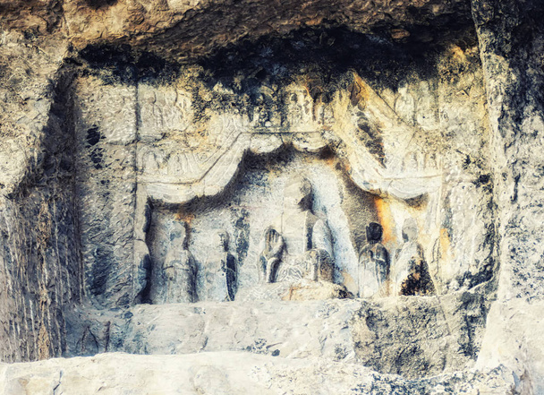 Luoyang, Hernán, China-Diciembre 25,2017: Longmen Grottoes es uno de los tres principales conjuntos de templos de cuevas en China
. - Foto, imagen