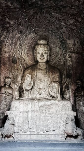 Luoyang, Hernan, Cina - 25 dicembre 2017: Grotte buddiste Longmen o Grotte della Porta dei Draghi, Louyang, Henan, Cina sono uno dei migliori esempi di arte buddista cinese, che ospita decine di migliaia di statue di Buddha e dei suoi discepoli
. - Foto, immagini