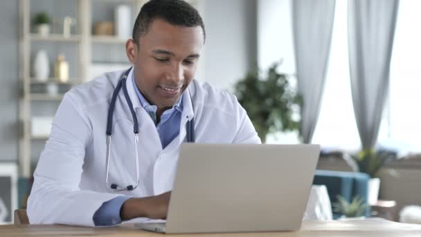 African-American Doctor Working On Laptop - Metraje, vídeo