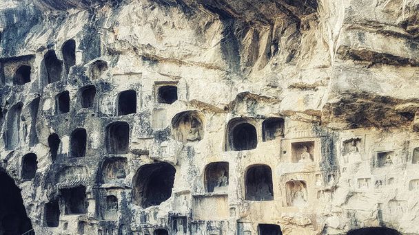 Luoyang, Hernan, Kína-December 25,2017: Longmen-barlangok egyike a három fő barlang templom együttesek Kínában. - Fotó, kép