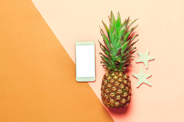 pineapple on colored paper - Foto, afbeelding