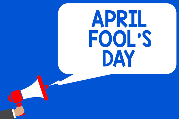 Texto de escritura de palabras April Fool s es el Día. Concepto de negocio para bromas prácticas bromas de humor Celebración divertida tonta Múltiples líneas de mensajes de guion azul declaran anuncio de altavoz público
 - Foto, imagen
