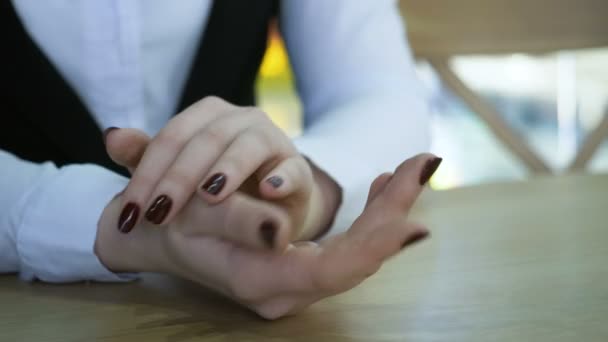 Close-up shot of female hands in cafe. - Séquence, vidéo