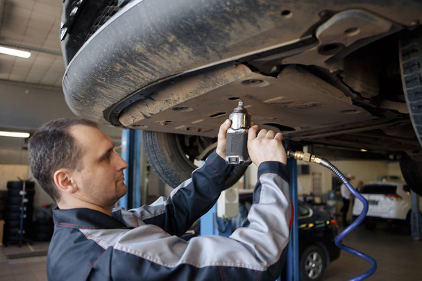 Mechanic repairing a car - Foto, Imagem