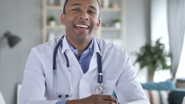 Sí, el médico afroamericano agitando la cabeza para permitir que el paciente
 - Imágenes, Vídeo