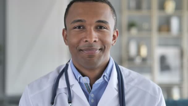 Thumbs Up by Smiling Confident African-American Doctor - Materiał filmowy, wideo