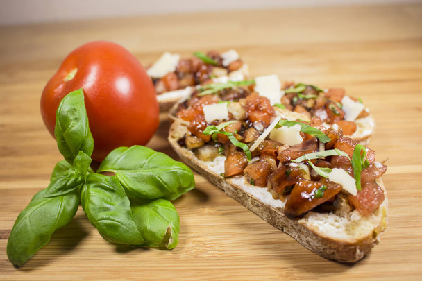 Bruschetta mit Tomate, Basilikum und Parmesan - Foto, Imagen