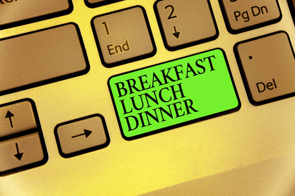 Escribiendo nota que muestra la cena del almuerzo del desayuno. Foto de negocios mostrando comer sus comidas en diferentes períodos del día Teclado botón símbolo escribir trabajo uso de la computadora aprender software de programa
 - Foto, imagen