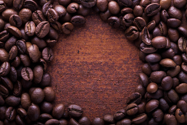 Foto close-up de grãos de café. Fundo enferrujado. Espaço de cópia
. - Foto, Imagem