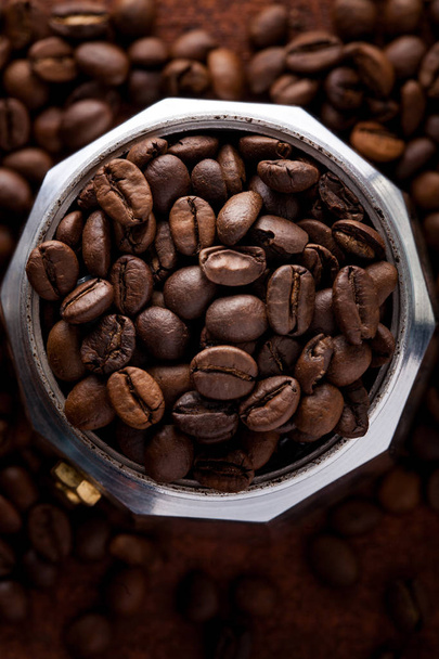 Kahve çekirdekleri alüminyum Espresso kahve makinesi içinde closeup fotoğraf. Paslı arka plan. Kopya alanı. - Fotoğraf, Görsel
