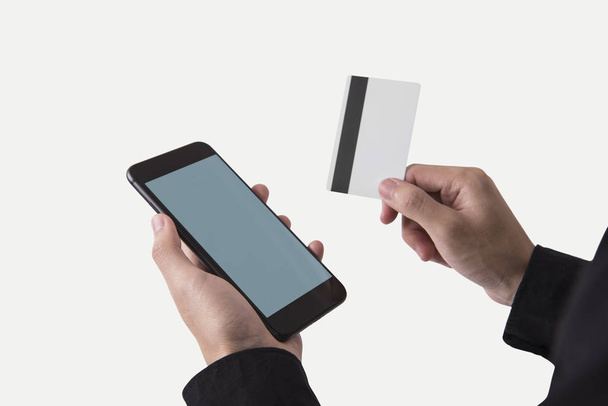 Hand met Credit Card en slimme telefoon leeg scherm voor Mockup sjabloon reclame. Mobiel bankieren technologie Concept.  - Foto, afbeelding