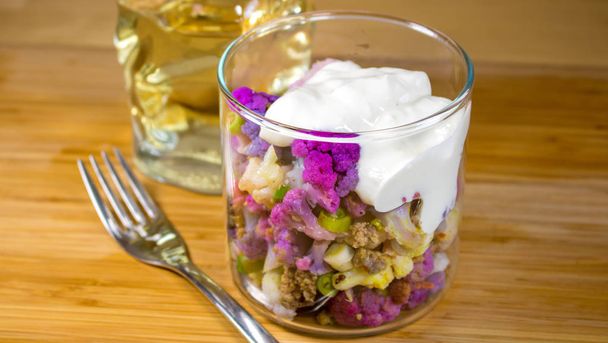 Blumenkohlsalat mit Hackfleisch, Frhlingszwiebeln und Joghurt - Foto, Imagem