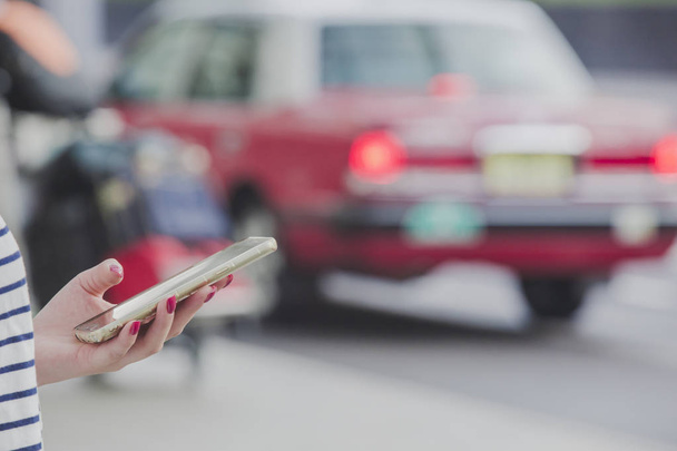 Mujer con un smartphone que pide taxi o modos de transporte alternativos
. - Foto, imagen