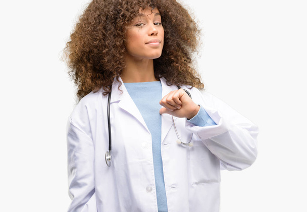 アフリカ系アメリカ人の医者の女性、医療プロフェッショナルの誇りに思って、興奮して傲慢、ポイント勝利の顔を作業 - 写真・画像