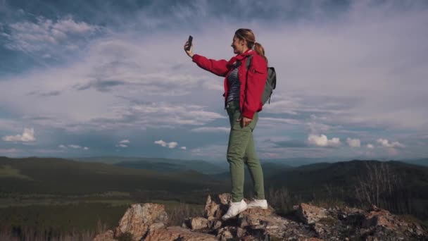 egy lány utazó közvetítés él egy társadalmi hálózat, vagy videofelvétel egy okostelefon a hegyekben - Felvétel, videó