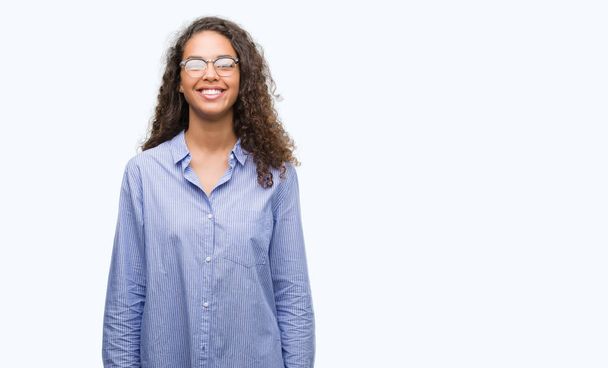 schöne junge hispanische Frau trägt eine Brille mit einem glücklichen Gesicht stehend und lächelnd mit einem selbstbewussten Lächeln, das Zähne zeigt - Foto, Bild