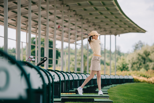 femme en casquette jaune et polo jouant au golf sur le terrain de golf
 - Photo, image