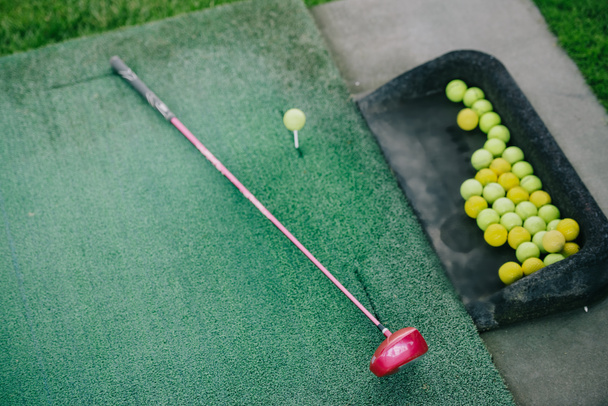 felülnézet rendezett golf club és a golyó a zöld gyep - Fotó, kép