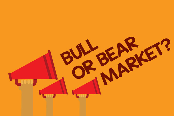 Word het schrijven van tekst-Bull of Bear Market vraag. Bedrijfsconcept om iemand over zijn methode drie regels tekst berichten marketingideeën meerdere alarm luidspreker symbool aankondiging - Foto, afbeelding