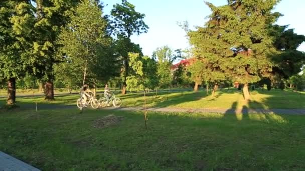 Boldog fiatal pár élvezi a kerékpár út. Napsütéses nyári idő. - Felvétel, videó