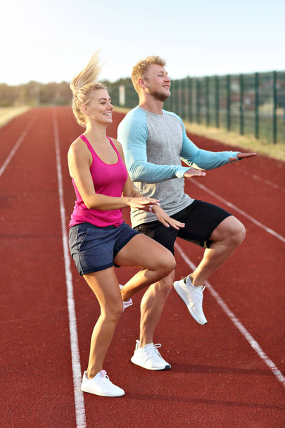 Hombre y mujer corriendo en pista al aire libre
 - Foto, Imagen