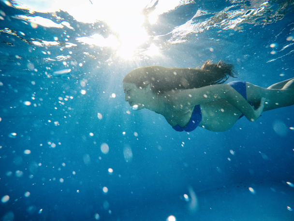 Pregnant woman under the water of a pool - Zdjęcie, obraz