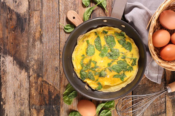 omelet with spinach on background,close up - 写真・画像