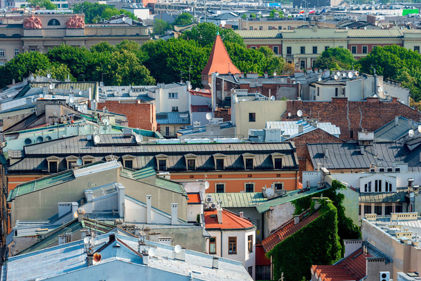 op een zonnige dag in de daken van de huizen in een Europese stad van bovenaf bekijken - Foto, afbeelding