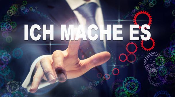 Un homme d'affaires pressant un bouton "Ich Mache Es" en allemand sur un écran d'ordinateur futuriste
 - Photo, image