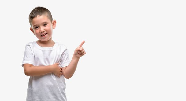 Темноволоса маленька дитина дуже щаслива, вказуючи рукою і пальцем в бік
 - Фото, зображення