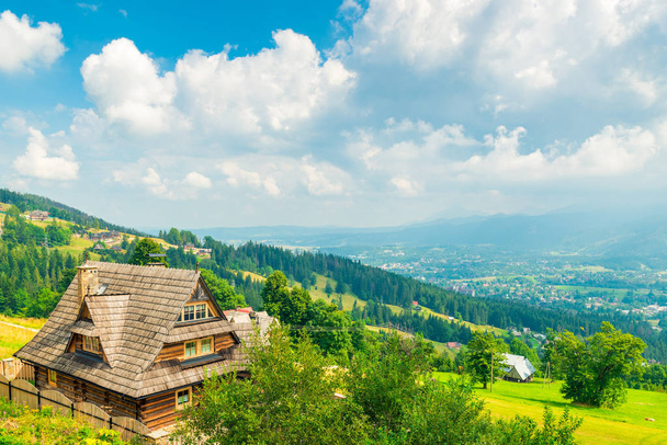 Tournage en hauteur - collines et maisons à Zakopane, Pologne
 - Photo, image