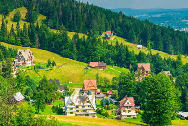piękne domy Europejskiego na zboczu góry, widok z góry - Zdjęcie, obraz